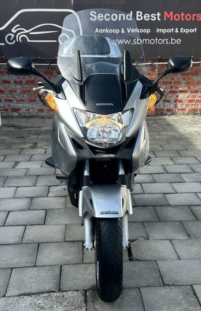 Vendu !! Honda Deauville 2011 – Seulement 20.800 km – Système de navigation – 1 an de garantie