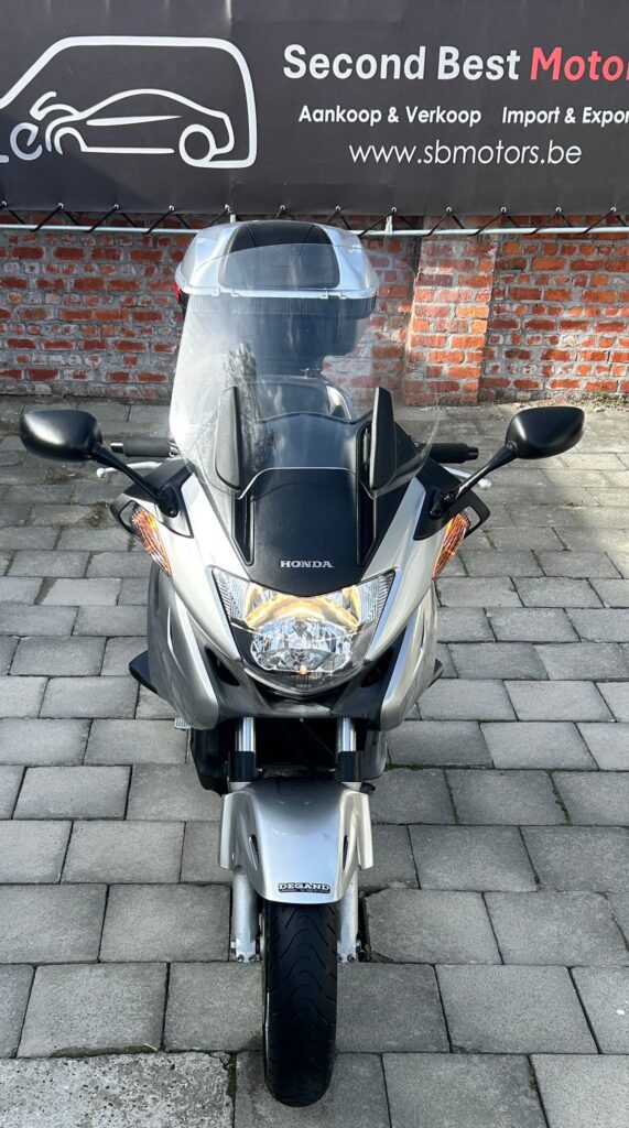 Vendu !! Honda Deauville 2011 – Seulement 20.800 km – Système de navigation – 1 an de garantie