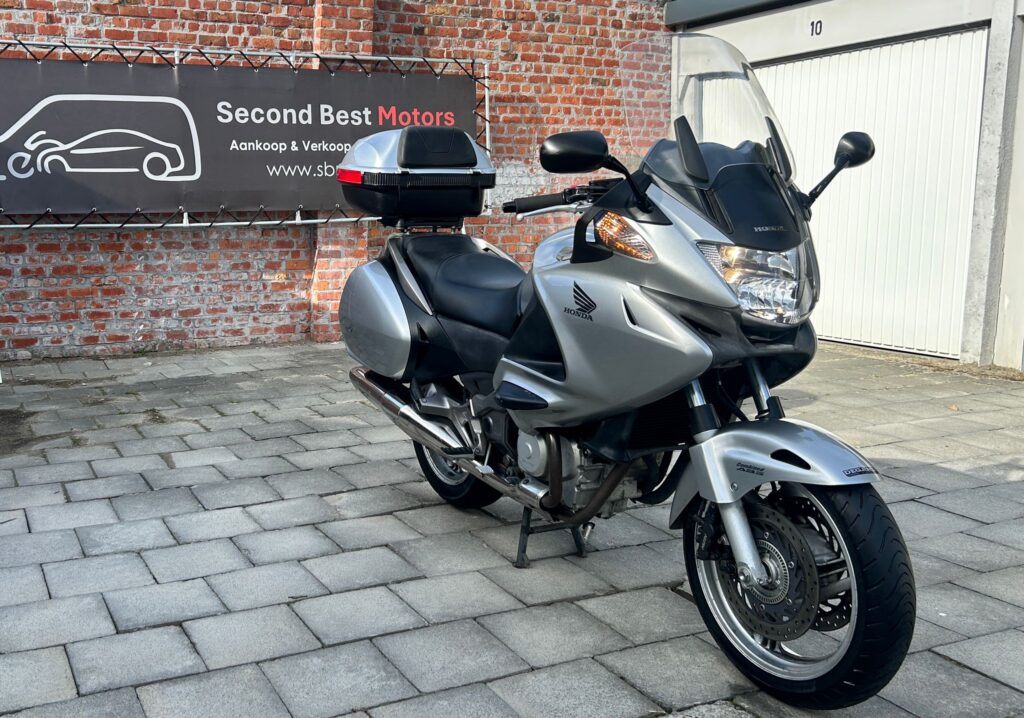 Vendu !! Honda Deauville 2011 – Seulement 20.800 km – Système de navigation – 1 an de garantie