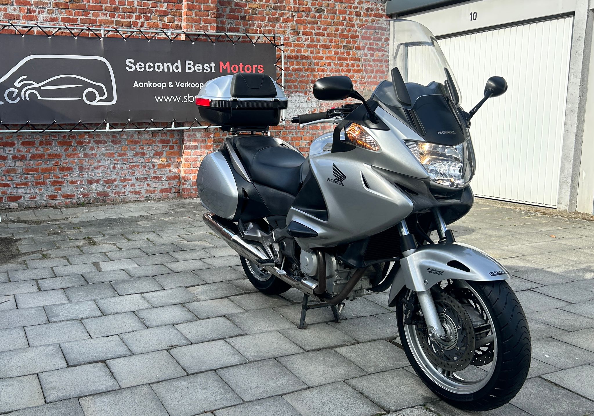 Vendu !! Honda Deauville 2011 – Seulement 20.800 km – Système de navigation – 1 an de garantie