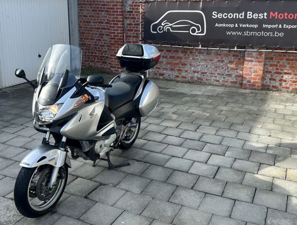 Vendu !! Honda Deauville 2011 – Seulement 20.800 km – Système de navigation – 1 an de garantie