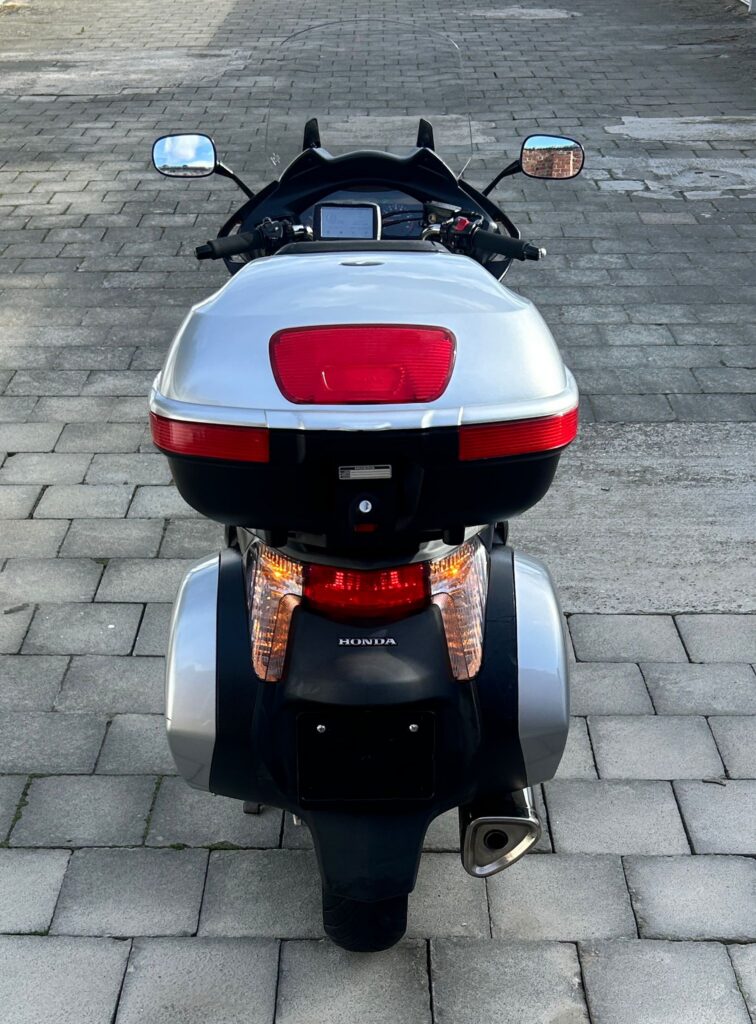 Vendu !! Honda Deauville 2011 – Seulement 20.800 km – Système de navigation – 1 an de garantie