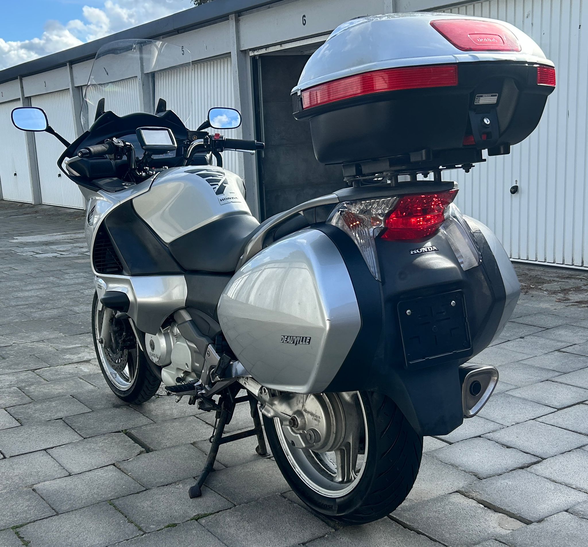 Vendu !! Honda Deauville 2011 – Seulement 20.800 km – Système de navigation – 1 an de garantie